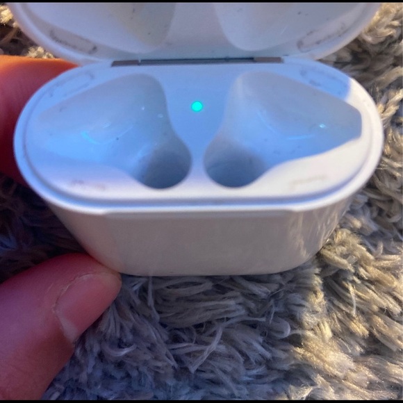 AIRPODS CASE(no airpods)CHEAP !! IN GOOD CONDITION - Picture 2 of 5